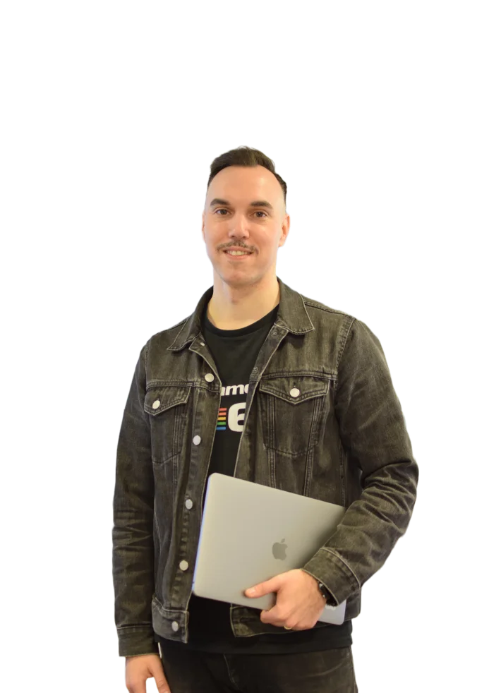 Porträtt av Alexander Bulér Forrest med en laptop